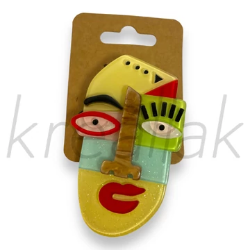 Picasso fej sárga kitűző