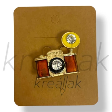 Barna fényképező kitűző