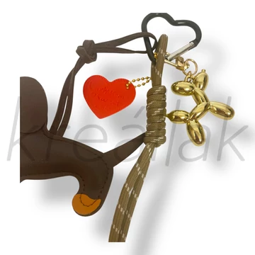 Barna bőr tacsi kulcstartó