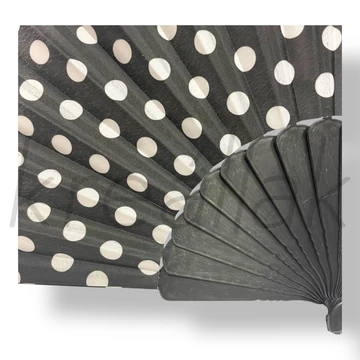 Fekete alapon fehér pöttyös legyező