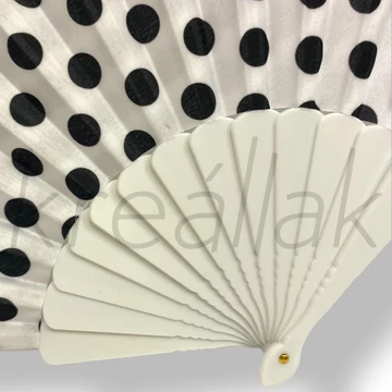 Fehér alapon fekete pöttyös legyező