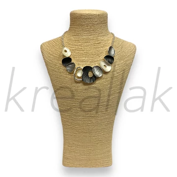 Nyaklánc - Szürke-fekete lapokkal díszített ezüst színű lánc