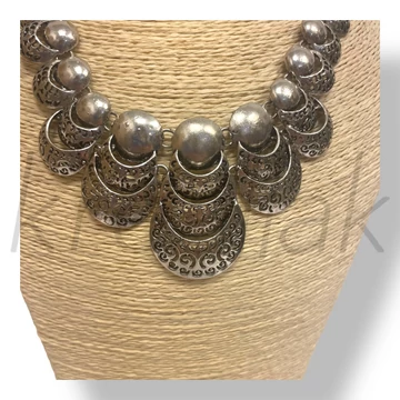 Ezüst színű mintás lapos nyaklánc