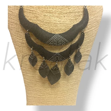 Ezüst színű lógó elemes nyaklánc