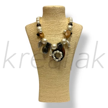 Fehér gyöngyös nyaklánc levéllel