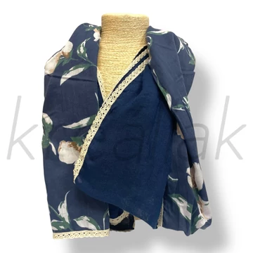 Sötétkék virágos kendő