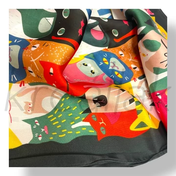 Fekete,színes cicás selyem kendő