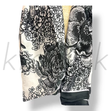 Fekete -fehér mintás selyem kendő