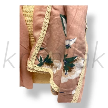 Rózsaszín virágos kendő