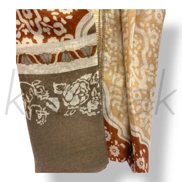 Barna-sötétkék virágos sál