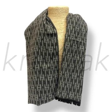 Szürke kétoldalas férfi 