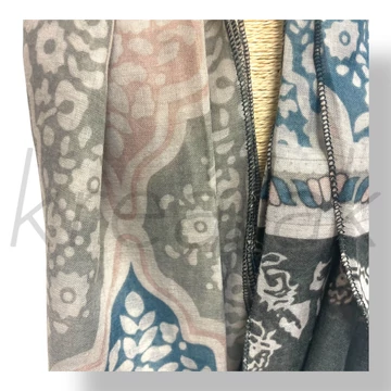 Kobaltkék virágos sál