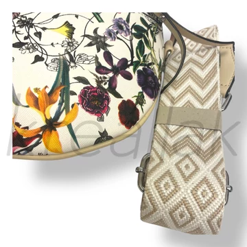 Fehér virágos válltáska 