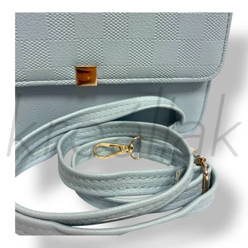 Világoskék kis oldaltáska