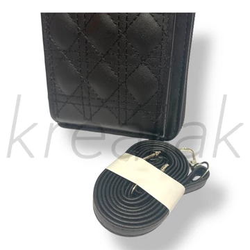 Fekete rombusz varrott táska