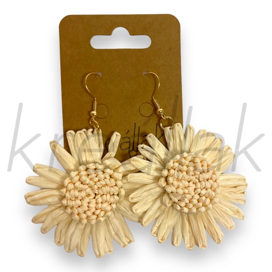 Fülbevaló - Törtfehér virág szalma fülbevaló