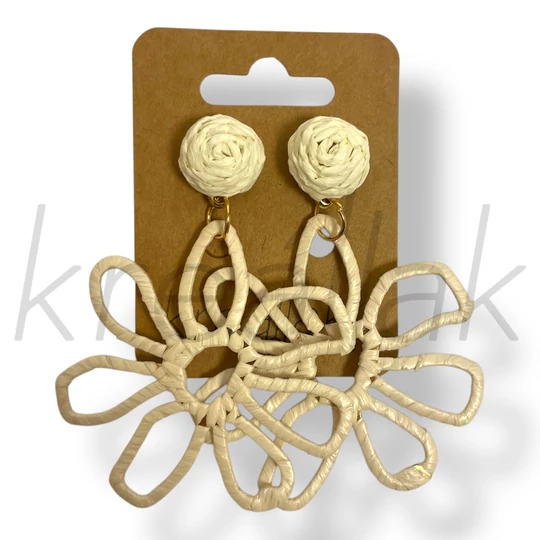 Törtfehér szirom szalma fülbevaló