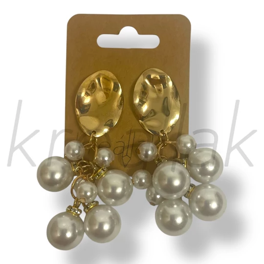 Fehér fürtben gyöngyös fülbevaló