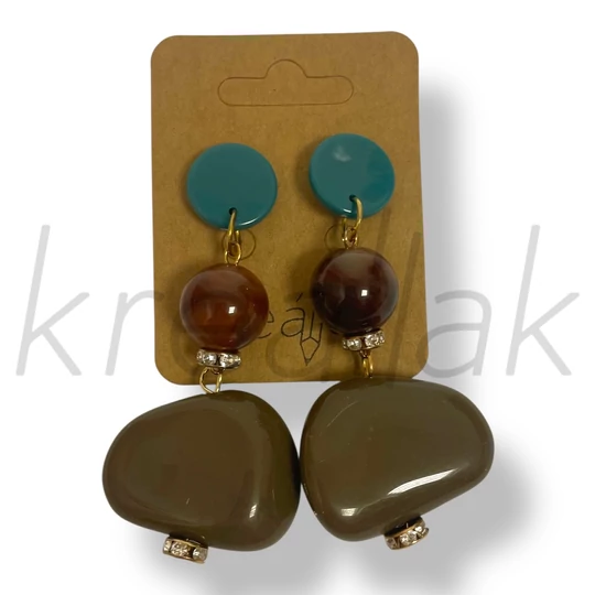 Barna plasztik gyöngyös fülbevaló