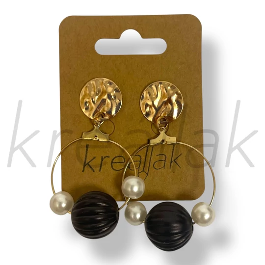 Fekete gömbös fülbevaló