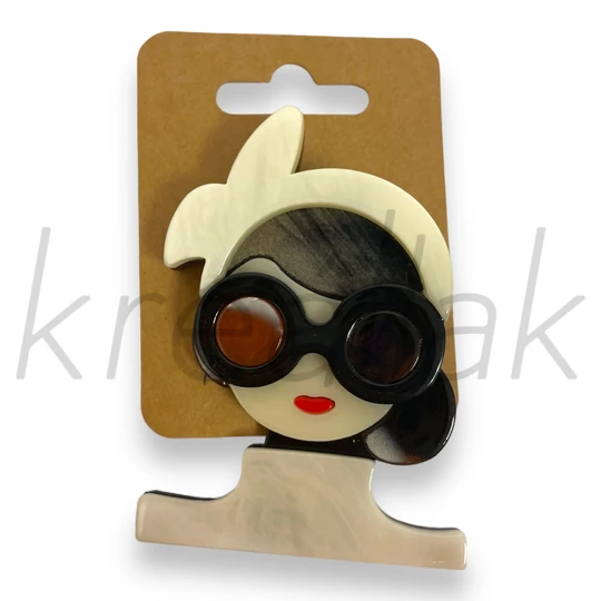 Bross - Napszemcsis lány fehér kitűző