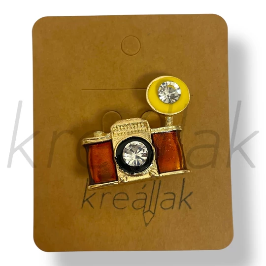 Barna fényképező kitűző