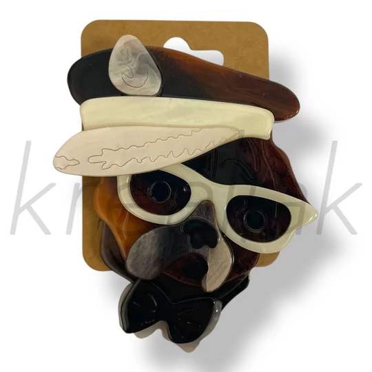 Barna szemvüveges kutya kitűző