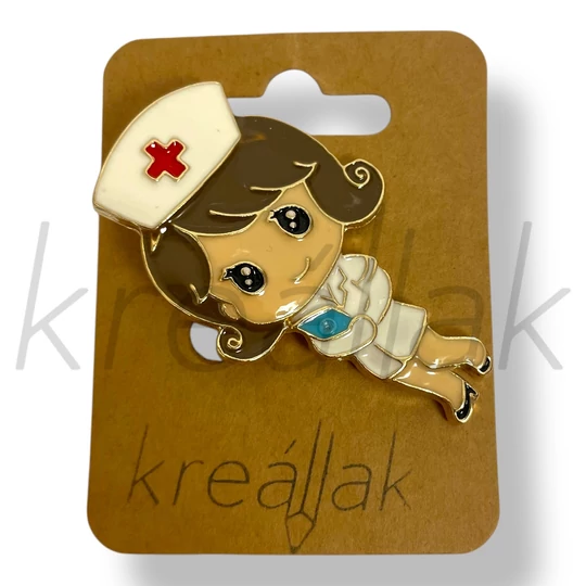 Fehér sapis nővérke kitűző