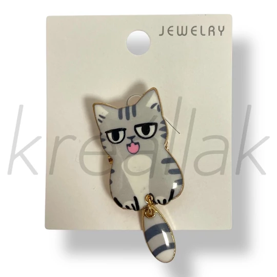 Szürke csíkos farkú kis cica kitűző