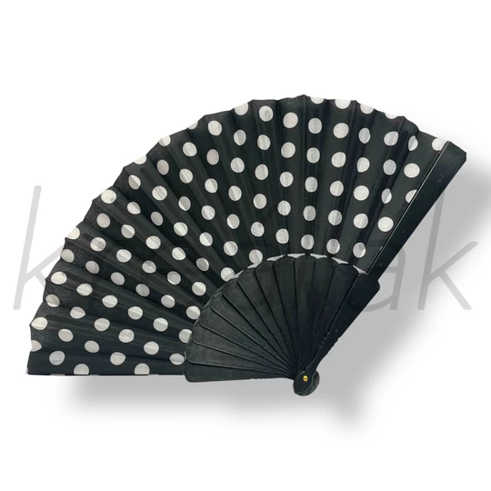 Fekete alapon fehér pöttyös legyező