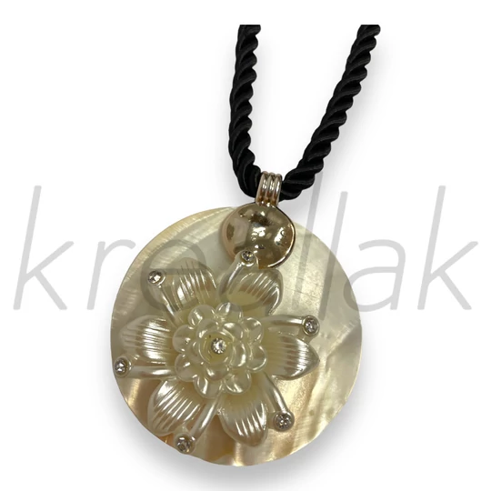 Kagylós,medálos nyaklánc virággal díszítve