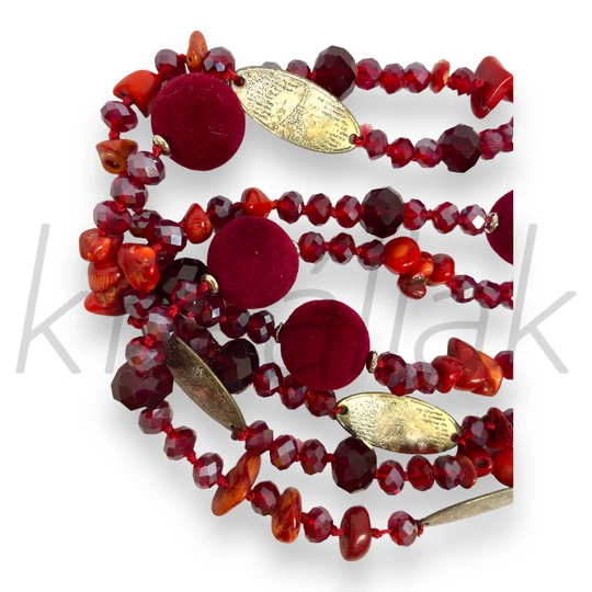 Bordó nyaklánc fémlapokkal,bársonygolyókkal