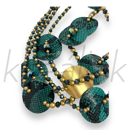 Kígyó mintás bőrlapos nyaklánc zöld színben