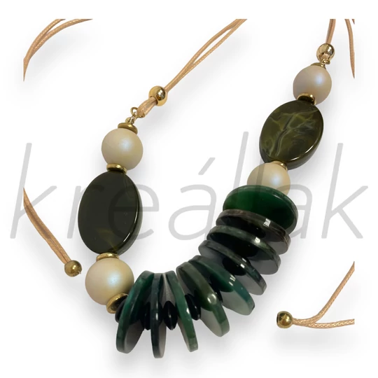 Plasztik körlapos,gyöngyös nyaklánc keki zöld