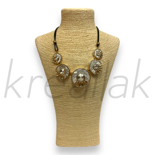 Nyaklánc - Törtfehér körlapos arany nyaklánc