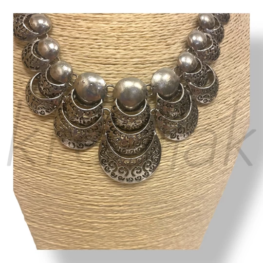 Ezüst színű mintás lapos nyaklánc