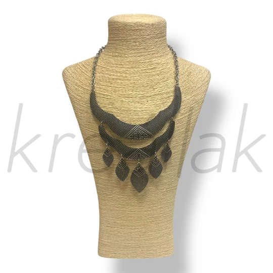 Ezüst színű lógó elemes nyaklánc