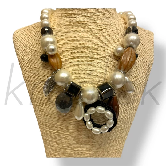 Fehér gyöngyös nyaklánc levéllel