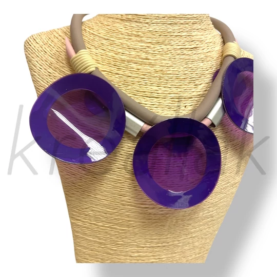 Lila plasztik körlapos nyaklánc