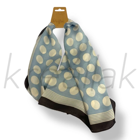 Világoskék pöttyös kendő