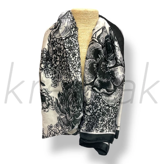 Fekete -fehér mintás selyem kendő