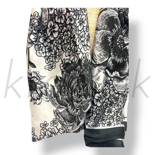 Fekete -fehér mintás selyem kendő