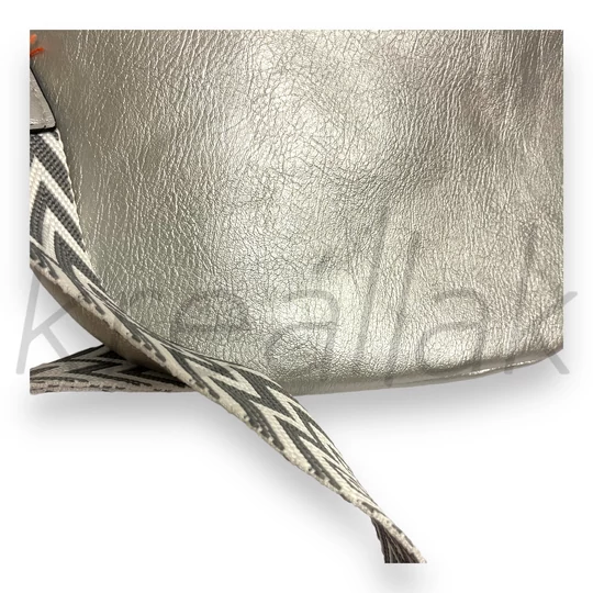 Ezüst színű válltáska